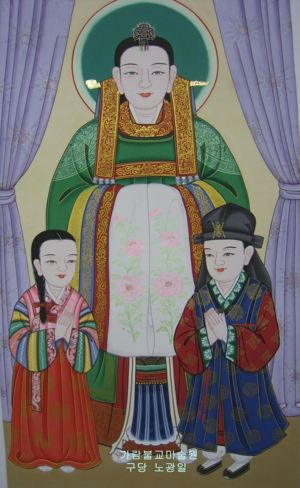A smiling, richly dressed woman with her hands in full sleeves. Two well-dressed young children, a boy and a girl, stand on each side of her with their hands together.